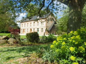 Hotels in Les Trois-Pierres